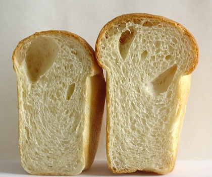 Хлебцы из сорта Воевода (справа) и сорта Юго-Восточная 2